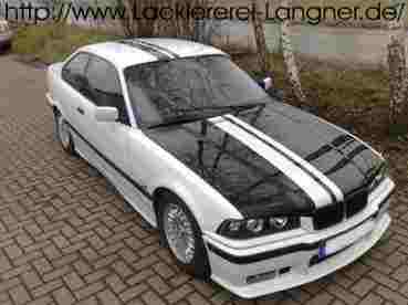 Weiße Rallystreifen lackiert auf einem 3er BMW Coupe